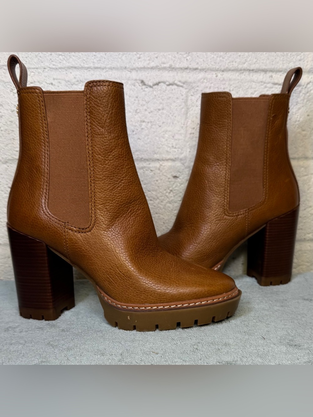 TORY BURCH CARSON LUG SOLE ANKLE BOOTIE Toasted Caramel Size 5